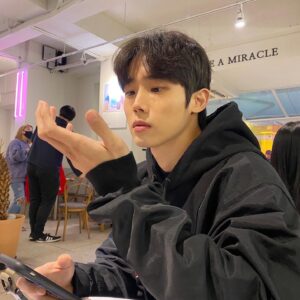 Choi Si-hun Instagram - 일년이라는 시간이 빠르게 흘러 벌써 #크리스마스 🥹
행복한 크리스마스 ✌️
