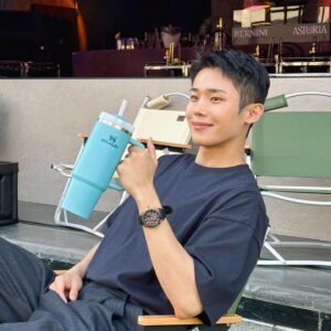 Choi Si-hun Instagram - __________
#광고 @stanley_korea 
일단 광고제품 중 매일 들고다니는 찐러버템입니다 얼음 안녹는게 진짜 신기 

스탠리의 신제품 퀜처 H2.0 텀블러를 제품을 받아 알차게 수분섭취 해봤습니다. 💧 

수분보충이 필수인 더워지는 날씨에 운전 중, 사무실에서 필수템인 텀블러! 
30oz(887ml)로 대용량이라 한 번 물 채우고 하루 종일 마실 수 있었어요. 
특히 운전할 때, 빨대랑 손잡이가 있어서 더욱 편했습니다! 

제가 사용한 제품은 풀(Pool) 컬러인데 확실히 파란색이라 그런지 더 시원한 느낌 들지 않나요? 
심지어 얼음이 담긴음료는 최대 48시간까지 얼음이 녹지 않고 유지된다고 하네요. 
무더위가 예상되는 올여름 스탠리 텀블러로 시원한 수분보충 어떠실까요! 
#스탠리텀블러 #퀜처 #standbyme_stanley #스탠리 #워터풀타임