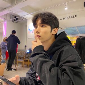 Choi Si-hun Instagram - 일년이라는 시간이 빠르게 흘러 벌써 #크리스마스 🥹
행복한 크리스마스 ✌️