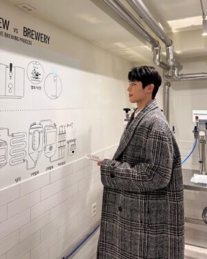 Choi Si-hun Instagram - #광고 @lg_homebrew
삼청동에 새로운 핫플레이스 홈브루 하우스가 오픈했습니다.
가든 느낌의 외관,실내인테리어로 어디든 사진찍기 좋았구 삼청동과 잘어울리는 인테리어네요 
내부에는 다채로운 브랜드 체험공간이 준비되어 있었어요.

맥주mbti를 통해 내 맥주 취향을 분석하고 내 취향에 맞는 나만의 맥주만들기, 다양한 맥주들을 골라 마실 수 있는 셀프 비어탭까지 
재밌는 요소들이 많은 공간이었습니다.
맛있는 음식들과 어울어진 맥주가 어우러진 오픈파티 너무 즐거웠구요. 
저는 부드러움이 매력인 위트맥주가 제일 좋았네요 
삼청동에 방문하시면 새로운 문화공간인 '홈브루 하우스' 한번 방문해보시길 추천드립니다. 

#홈브루 #홈브루하우스 #홈브루플래그십스토어 #맥주제조기 #삼청동