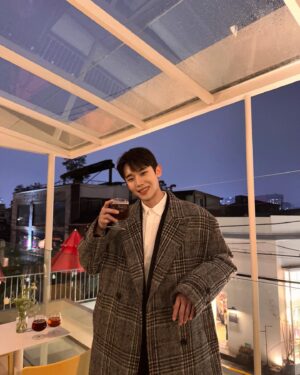 Choi Si-hun Instagram - #광고 @lg_homebrew
삼청동에 새로운 핫플레이스 홈브루 하우스가 오픈했습니다.
가든 느낌의 외관,실내인테리어로 어디든 사진찍기 좋았구 삼청동과 잘어울리는 인테리어네요 
내부에는 다채로운 브랜드 체험공간이 준비되어 있었어요.

맥주mbti를 통해 내 맥주 취향을 분석하고 내 취향에 맞는 나만의 맥주만들기, 다양한 맥주들을 골라 마실 수 있는 셀프 비어탭까지 
재밌는 요소들이 많은 공간이었습니다.
맛있는 음식들과 어울어진 맥주가 어우러진 오픈파티 너무 즐거웠구요. 
저는 부드러움이 매력인 위트맥주가 제일 좋았네요 
삼청동에 방문하시면 새로운 문화공간인 '홈브루 하우스' 한번 방문해보시길 추천드립니다. 

#홈브루 #홈브루하우스 #홈브루플래그십스토어 #맥주제조기 #삼청동