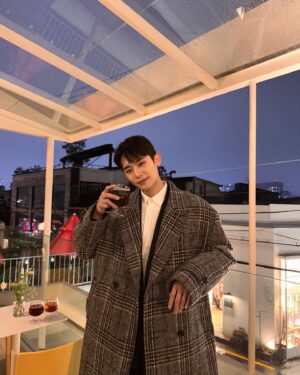 Choi Si-hun Instagram - #광고 @lg_homebrew
삼청동에 새로운 핫플레이스 홈브루 하우스가 오픈했습니다.
가든 느낌의 외관,실내인테리어로 어디든 사진찍기 좋았구 삼청동과 잘어울리는 인테리어네요 
내부에는 다채로운 브랜드 체험공간이 준비되어 있었어요.

맥주mbti를 통해 내 맥주 취향을 분석하고 내 취향에 맞는 나만의 맥주만들기, 다양한 맥주들을 골라 마실 수 있는 셀프 비어탭까지 
재밌는 요소들이 많은 공간이었습니다.
맛있는 음식들과 어울어진 맥주가 어우러진 오픈파티 너무 즐거웠구요. 
저는 부드러움이 매력인 위트맥주가 제일 좋았네요 
삼청동에 방문하시면 새로운 문화공간인 '홈브루 하우스' 한번 방문해보시길 추천드립니다. 

#홈브루 #홈브루하우스 #홈브루플래그십스토어 #맥주제조기 #삼청동
