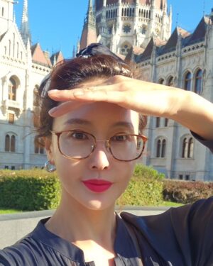 Choi Su-rin Instagram - #choisurin 

#부다페스트의 건축물은 웅장하고 남성적이야
국회의사당 내부는 놀랍도록 크고 화려하고
성 이슈트반성당 역시 들어서자마자 다른 유럽의 성당과는 다른 압도적인 화려함에 와~소리가 절로 나와
유럽이지만 완전히 유럽적이지만은 않은....거대하고 번성했던 역사가 느껴져..

#choisurin #최수린 #actress #배우 #southkorea