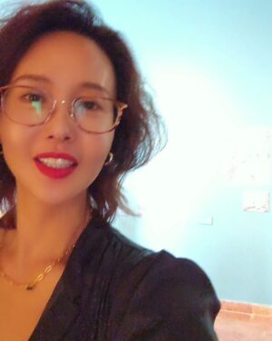 Choi Su-rin Instagram - #choisurin 

#부다페스트의 건축물은 웅장하고 남성적이야
국회의사당 내부는 놀랍도록 크고 화려하고
성 이슈트반성당 역시 들어서자마자 다른 유럽의 성당과는 다른 압도적인 화려함에 와~소리가 절로 나와
유럽이지만 완전히 유럽적이지만은 않은....거대하고 번성했던 역사가 느껴져..

#choisurin #최수린 #actress #배우 #southkorea