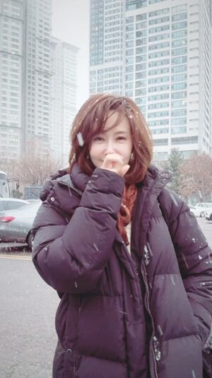 Choi Su-rin Instagram - 눈이와~~함박눈이 와~~❄️❄️❄️☃️☃️☃️

#최수린

#southkorea #drama #actress #choisurin