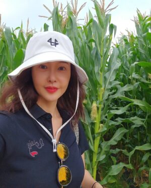Choi Su-rin Instagram - 옥수수밭에서..