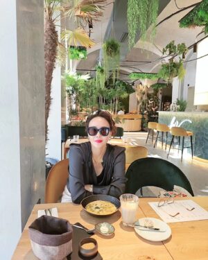 Choi Su-rin Instagram - #최수린

#성 이슈트반 성당옆에 오픈한 kave레스토랑이 괜찮았어
다른곳은 관광객으로 북적이는데 이곳은 이제 오픈한지 삼주 정도 되어서 한가했지만 음식맛은 괜찮았고 칵테일도 훌륭하다고..나는 충전기를 꼽고 한참을 쉬었어..