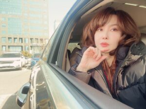 Choi Su-rin Instagram - 최수린 
너무 추워서 핫팩을 온몸에 잔뜩 붙이고 촬영해..앞뒤로 몇개씩 붙였더니 묵직한게 방탄복을 입은 기분이야..☕️☕️☕️따뜻한 커피로 몸을 녹이며。。。。

#최수린 #choisurin