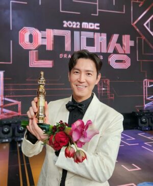 Choi Won-young Instagram - 2022 mbc 연기대상
'Best  Character 상' 🙏

금수저 작품으로 수상을 했습니다. 
작품을 함께해준 동료들  모두감사하고, 
 드라마 사랑해주신 팬분들도 감사합니다.!! 😚🥰
 덕분에 2022년은 참 충만하고 기쁜한해의 기억으로  마무리할거 같습니다.  모두 한해동안 열심이셨고 수고하셨습니다.👍 
2023년 새해에도 건강하게 소중한 일상을  잘 느끼며
더 웃을수 있기를  기원합니다.🙏 
❤Happy new year❤

#2022굿바이_2023웰컴 #금수저배우들과 #일등공신4인방  #정채연👍  #육성재  #연우  #이종원  #오랜만에만난  #수영윤아 #우린소녀시대  #그리고  #혜리^^ #꽃피면달생각하고🌸  #모두축하합니다👏