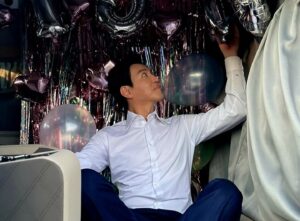 Choi Won-young Instagram - 조립완성!! 
추운겨울부터 안전하게 모든 촬영을 마쳤습니다.
수고를 함께해준 스텝들 감사하며..🙏👍 
윤정재의 시간을 모두 운반한 막촬!📽📸
웃으며 헤어지고 다시 또 웃을수 있는 시작!!

#조립식가족 #jtbc드라마 #따뜻한작품 #추후사진공개 #염부장님순찰중  #쌍갑포차비밀 😉