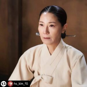 Choi Won-young Instagram - 슈룹 
오늘밤 9:10
'Last. ep16'

#hs_kim_95 #regram #Queen's #Umbrella #벌써 #그리운사람들🙆 ❤☂️