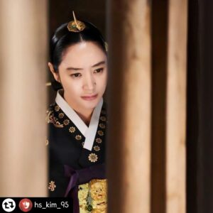 Choi Won-young Instagram - 슈룹 
오늘밤 9:10
'Last. ep16'

#hs_kim_95 #regram #Queen's #Umbrella #벌써 #그리운사람들🙆 ❤☂️