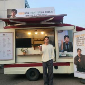 Choi Won-young Instagram - 감사합니다!. 힘내서 !! 화이팅!!!

# 봄비처럼 #강림해주신선물  #오늘도 #열촬중🎥✨ 
#마지막까지 #무사하게