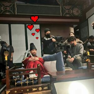 Choi Won-young Instagram - '슈룹' 데이 ❤
오늘밤 9:10

#tvN드라마 #슈룹 #netflix #이호 #촬영현장 #왕자리뺏긴거아님☺
