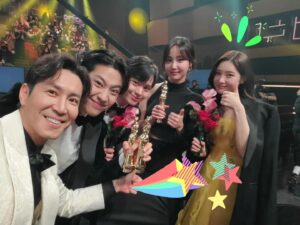 Choi Won-young Instagram - 2022 mbc 연기대상
'Best  Character 상' 🙏

금수저 작품으로 수상을 했습니다. 
작품을 함께해준 동료들  모두감사하고, 
 드라마 사랑해주신 팬분들도 감사합니다.!! 😚🥰
 덕분에 2022년은 참 충만하고 기쁜한해의 기억으로  마무리할거 같습니다.  모두 한해동안 열심이셨고 수고하셨습니다.👍 
2023년 새해에도 건강하게 소중한 일상을  잘 느끼며
더 웃을수 있기를  기원합니다.🙏 
❤Happy new year❤

#2022굿바이_2023웰컴 #금수저배우들과 #일등공신4인방  #정채연👍  #육성재  #연우  #이종원  #오랜만에만난  #수영윤아 #우린소녀시대  #그리고  #혜리^^ #꽃피면달생각하고🌸  #모두축하합니다👏