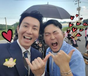 Choi Won-young Instagram - 조립완성!! 
추운겨울부터 안전하게 모든 촬영을 마쳤습니다.
수고를 함께해준 스텝들 감사하며..🙏👍 
윤정재의 시간을 모두 운반한 막촬!📽📸
웃으며 헤어지고 다시 또 웃을수 있는 시작!!

#조립식가족 #jtbc드라마 #따뜻한작품 #추후사진공개 #염부장님순찰중  #쌍갑포차비밀 😉
