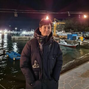 Choi Won-young Instagram - 새해 밤 바다 🛳_..
📽 촬영중 

#경남창원부둣가 #이쁜정거장씬  #춥다그램❄️ 😭
#새해모두건강기원💪
