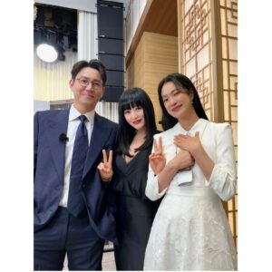 Choi Won-young Instagram - 오늘처럼 비가오는 날엔 '슈룹'☂️
온다..온다..그녀가 온다.! (D-6)

#비오는 주말아침 #촬영장가는길 #슈룹슈룹슈루룹~!