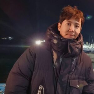 Choi Won-young Instagram - 새해 밤 바다 🛳_..
📽 촬영중 

#경남창원부둣가 #이쁜정거장씬  #춥다그램❄️ 😭
#새해모두건강기원💪