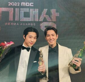 Choi Won-young Instagram - 2022 mbc 연기대상
'Best  Character 상' 🙏

금수저 작품으로 수상을 했습니다. 
작품을 함께해준 동료들  모두감사하고, 
 드라마 사랑해주신 팬분들도 감사합니다.!! 😚🥰
 덕분에 2022년은 참 충만하고 기쁜한해의 기억으로  마무리할거 같습니다.  모두 한해동안 열심이셨고 수고하셨습니다.👍 
2023년 새해에도 건강하게 소중한 일상을  잘 느끼며
더 웃을수 있기를  기원합니다.🙏 
❤Happy new year❤

#2022굿바이_2023웰컴 #금수저배우들과 #일등공신4인방  #정채연👍  #육성재  #연우  #이종원  #오랜만에만난  #수영윤아 #우린소녀시대  #그리고  #혜리^^ #꽃피면달생각하고🌸  #모두축하합니다👏