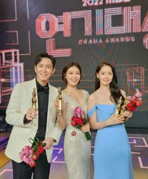 Choi Won-young Instagram - 2022 mbc 연기대상
'Best  Character 상' 🙏

금수저 작품으로 수상을 했습니다. 
작품을 함께해준 동료들  모두감사하고, 
 드라마 사랑해주신 팬분들도 감사합니다.!! 😚🥰
 덕분에 2022년은 참 충만하고 기쁜한해의 기억으로  마무리할거 같습니다.  모두 한해동안 열심이셨고 수고하셨습니다.👍 
2023년 새해에도 건강하게 소중한 일상을  잘 느끼며
더 웃을수 있기를  기원합니다.🙏 
❤Happy new year❤

#2022굿바이_2023웰컴 #금수저배우들과 #일등공신4인방  #정채연👍  #육성재  #연우  #이종원  #오랜만에만난  #수영윤아 #우린소녀시대  #그리고  #혜리^^ #꽃피면달생각하고🌸  #모두축하합니다👏