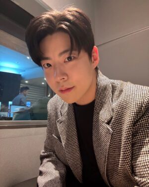 Choi Woo-sung Instagram - 📻
MBC FM4U <정오의 희망곡>
선배님들과 현수배우와 즐거운 시간 보내고 왔습니다🤭
🙇‍♂️감사합니다~ 스페셜 DJ 나비 선배님🦋