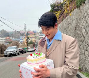 Choi Woo-sung Instagram - 🥹
<수사반장1958>이 끝났네요...정말 보내기 싫었는데ㅠ

저에게 많은 위로와 도움이 되었던 작품이라 더욱 오랫동안 기억 속에서 자리할 거 같습니다!

주변에서 도움 주신 많은 분들 정말 감사드리고 저는 다시 또 다른 캐릭터로 만나 뵙겠습니다😁👋

그동안 수사반장 1958을 사랑해 주신 분들과 저 조경환을 지켜봐 주신 분들에게 진심으로 감사드립니다~!!

#수사반장1958#이제는#진짜안녕
#조경환#불곰팔뚝#🐻#🐾