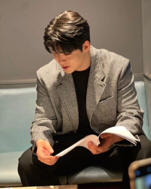 Choi Woo-sung Instagram - 📻
MBC FM4U <정오의 희망곡>
선배님들과 현수배우와 즐거운 시간 보내고 왔습니다🤭
🙇‍♂️감사합니다~ 스페셜 DJ 나비 선배님🦋