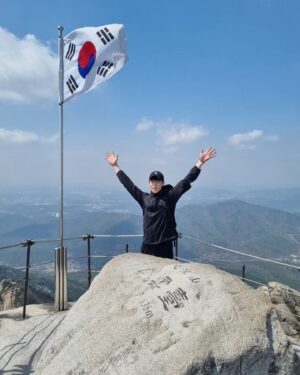 Choi Woo-sung Instagram - 🗓
🤍올 한 해 귀중한 사람들과 꿈같은 시간들을 보냈습니다.🤍

👋안녕, 2023.01.01 ~ 2023.12.31👋