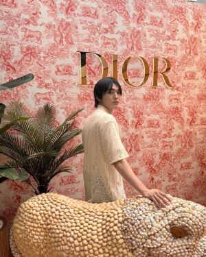 Choi Yeon-kyu Instagram - #유료광고 @diorbeauty 

디올 디올리비에라 팝업이 성수동 LOOOP카페에서 오픈합니다🎉
05.31 - 06.30 까지 운영하는 이 팝업은 뉴 썸머 에디션 에덴 록, 디올리비에라, 쟈스망 데 쟝주를 더불어 여러 다양한 아이템을 만나보실 수 있습니다. 
카카오톡 예약하기에서 사전예약도 가능하시니, 방문하셔서 디올의 웰컴 기프트도 받아가세요🥰

#디올리비에라 #디올리비에라팝업스토어 #DIORIVIERA #DIORSUMMER #디올향수 #디올라콜렉시옹프리베 #라콜렉시옹프리베썸머에디션