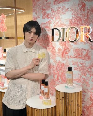 Choi Yeon-kyu Instagram - #유료광고 @diorbeauty 

디올 디올리비에라 팝업이 성수동 LOOOP카페에서 오픈합니다🎉
05.31 - 06.30 까지 운영하는 이 팝업은 뉴 썸머 에디션 에덴 록, 디올리비에라, 쟈스망 데 쟝주를 더불어 여러 다양한 아이템을 만나보실 수 있습니다. 
카카오톡 예약하기에서 사전예약도 가능하시니, 방문하셔서 디올의 웰컴 기프트도 받아가세요🥰

#디올리비에라 #디올리비에라팝업스토어 #DIORIVIERA #DIORSUMMER #디올향수 #디올라콜렉시옹프리베 #라콜렉시옹프리베썸머에디션