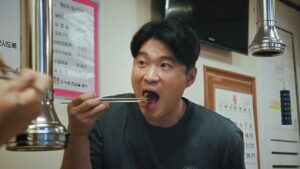 Choiza Instagram - 최근에 가장 큰 영감을 받은 고기집에 최자로드팀과 방문 게스트는 무려 육식맨! 반찬 좋고 고기도 숯도 좋은 맛집에서 최고의 굽쇠와 함께한 복받은 돼지의 날

Link in bio☝️

#최자로드9 #우촌숯불갈비 #삼겹살 #돼지갈비 #매실장아찌 #고기왕 #육식맨