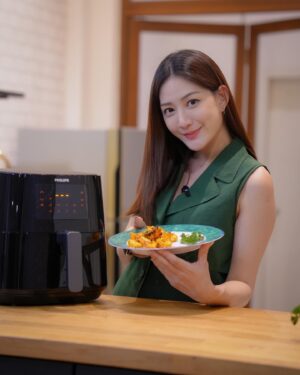 Chon Wachananon Instagram - #วันก่อน “กุ้งสด” จากใต้อภินันทนาการโดยน้องที่ออฟฟิศได้เดินขบวนขึ้นมาเมืองกรุง เพื่อรอพลีกายให้เรา 🦐 🦐 แต่! ด้วยไลฟ์สไตล์ที่ busy ขั้นสุด ทั้งงานบรรณาธิการข่าว
แม่ตั้งครรภ์ 8 เดือนกว่าอย่างฉันน่ะรึ จะมีเวลาทำอาหาร
ตอนนั้นพูดเลอว่า “น้องกุ้งคงเป็นม่าย” 😭
.
แต่! ฟ้าช่างเป็นใจส่งหม้อทอด Philips AirFryer Connected มาถึงที่ออฟฟิศ แหมมพอดีจัง! แฮ่~ 😆 น้องกุ้งเลยไม่ต้องเป็นม่ายอีกต่อไป
.
เมื่อหม้อมาถึงแม่ก้ชิวสิคราวนี้ เพราะแม่ไม่ต้องเสียเวลาไป
นั่งทำเอง แค่เลือกเมนูที่อยากกิน ผ่านแอป NutriU ที่มีสูตร
อาหารกว่า 500  เมนู เตรียมวัตถุดิบ แล้วกดสั่ง ๆๆ ผ่านแอป
ตามขั้นตอนที่แอประบุไว้ นั่งทำงานไป กดสั่งไป เป็นอันจบ
ไม่ต้องนั่งเฝ้าหม้อค่ะ
.
ส่วนเมนูที่น้องหม้อทอดทำให้ทาน คือ “กุ้งอบกระเทียม” ทำ
เสร็จออกมากรอบนุ่มมากกก งานนี้ต้องขอบคุณ
เทคโนโลยี Rapid Air เฉพาะของฟิลิปส์เลย ชอบๆๆ คุณแม่
และลูกน้อยถูกใจสิ่งนี้ 💚
. ดูรายละเอียดเพิ่มเติมได้ที่ : https://bit.ly/3zsQ7lk
.
#หม้อทอดต้องPhilipsAirFryerเท่านั้น #ทำอาหารผ่านมือถือ