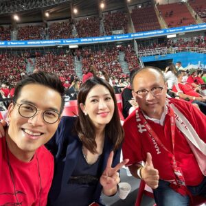 Chon Wachananon Instagram - Thank you khun @toppjirayutofficial and @bitkubofficial for this opportunity, sitting front row to witness Thailand’s historical football match #THEMATCHBangkokCenturyCup2022 #MANLFC 

Also, it’s very nice getting to know ”คุณลุงเต่า”, khun Top’s uncle who sat next to us, and was very kind to #30weekspregnant mom-to-be like me. 

Cheers to Thailand’s pride! 🍻