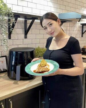 Chon Wachananon Instagram - #วันก่อน หลังจากไปทาน #GrilledPorkChop ฝีมือเชฟแพม @chef.pam ก็แอบติดใจ แม่ก็เลยตัดสินใจลองทำเองบ้างซะเลย ซึ่งหน้าตาจะออกมาเหมือนของเซฟไหม...ไม่รู้ แต่รสชาติที่ตกถึงท้องแม่น่ะ บอกเลย อร่อยยยยย แถมดีต่อสุขภาพ😋 สไลด์ขวาวนไปนะคะ ↪️ ว่าแล้ว แม่ไม่รอช้า ไปหยิบ #หม้อทอดไร้น้ำมัน หนึ่งเดียวที่เราเลือกใช้ 👉🏼 Phillips AirFryer Connected มากดสั่ง ๆ ผ่านมือถือทำหมูย่างซะหน่อย
.
โอ้วว ชีวิตช่างสบาย เตรียมวัตถุดิบเสร็จ เชื่อมต่อหม้อทอดเข้ากับมือถือผ่าน wifi จากนั้นก็ไม่ต้องไปดูวิธีการทำจากไหน แค่ดูผ่านแอป NutriU ที่มีสูตรอาหารกว่า 500  เมนู แล้วก็กดสั่งอย่างเดียวเลยจ้า
.
เมนูนี้เริ่มง่าย ๆ จากการเตรียมซอสเปรี้ยวหวาน Apple & Honey Sauce ไว้ราดบนกระหล่ำปลีและน้องหมู จากนั้นก็บรรจงวางน้องหมูและน้องผักเข้าไปในหม้อทอด แล้วก็แค่กดสั่งงานตามที่แอป NutriU บอก 
.
⏰ ผ่านไป 15 นาที Ta-daaa! หมูพอร์คชอปย่าง home cooking ด้วยเทคโนโลยี Rapid Air ก็ออกมานุ่มมม อ๊ะ ๆ แต่ก่อนทาน เพื่อบรรยากาศในการทานที่สวยงามประหนึ่งอยู่บ้านเซฟ เราก็ต้องจัดจานกันหน่อยนะคะ 🐷
.
อ้อ! สำคัญมากอย่างหนึ่ง คือ ทำความสะอาดง่ายมากกก ถอดออกมาล้างได้ทุกชิ้นส่วน สบ๊ายยยทั้งคนทำ คนล้าง

สนใจสินค้าไปเลือกดูได้เลยน้า >> https://bit.ly/3zsQ7lk
.
#หม้อทอดต้องPhilipsAirFryerเท่านั้น #ทำอาหารผ่านมือถือ
