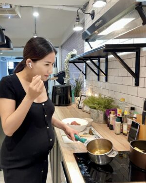 Chon Wachananon Instagram - #วันก่อน หลังจากไปทาน #GrilledPorkChop ฝีมือเชฟแพม @chef.pam ก็แอบติดใจ แม่ก็เลยตัดสินใจลองทำเองบ้างซะเลย ซึ่งหน้าตาจะออกมาเหมือนของเซฟไหม...ไม่รู้ แต่รสชาติที่ตกถึงท้องแม่น่ะ บอกเลย อร่อยยยยย แถมดีต่อสุขภาพ😋 สไลด์ขวาวนไปนะคะ ↪️ ว่าแล้ว แม่ไม่รอช้า ไปหยิบ #หม้อทอดไร้น้ำมัน หนึ่งเดียวที่เราเลือกใช้ 👉🏼 Phillips AirFryer Connected มากดสั่ง ๆ ผ่านมือถือทำหมูย่างซะหน่อย
.
โอ้วว ชีวิตช่างสบาย เตรียมวัตถุดิบเสร็จ เชื่อมต่อหม้อทอดเข้ากับมือถือผ่าน wifi จากนั้นก็ไม่ต้องไปดูวิธีการทำจากไหน แค่ดูผ่านแอป NutriU ที่มีสูตรอาหารกว่า 500  เมนู แล้วก็กดสั่งอย่างเดียวเลยจ้า
.
เมนูนี้เริ่มง่าย ๆ จากการเตรียมซอสเปรี้ยวหวาน Apple & Honey Sauce ไว้ราดบนกระหล่ำปลีและน้องหมู จากนั้นก็บรรจงวางน้องหมูและน้องผักเข้าไปในหม้อทอด แล้วก็แค่กดสั่งงานตามที่แอป NutriU บอก 
.
⏰ ผ่านไป 15 นาที Ta-daaa! หมูพอร์คชอปย่าง home cooking ด้วยเทคโนโลยี Rapid Air ก็ออกมานุ่มมม อ๊ะ ๆ แต่ก่อนทาน เพื่อบรรยากาศในการทานที่สวยงามประหนึ่งอยู่บ้านเซฟ เราก็ต้องจัดจานกันหน่อยนะคะ 🐷
.
อ้อ! สำคัญมากอย่างหนึ่ง คือ ทำความสะอาดง่ายมากกก ถอดออกมาล้างได้ทุกชิ้นส่วน สบ๊ายยยทั้งคนทำ คนล้าง

สนใจสินค้าไปเลือกดูได้เลยน้า >> https://bit.ly/3zsQ7lk
.
#หม้อทอดต้องPhilipsAirFryerเท่านั้น #ทำอาหารผ่านมือถือ