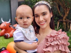 Chon Wachananon Instagram - Happy Birthday Meya! Thanks for having me 🎉 @yardthip รู้จักกันมาสิบกว่าปี จนวันนี้มีลูกกันแล้ว! 😂😂 #ชีวิตที่ไม่เหมือนเดิม