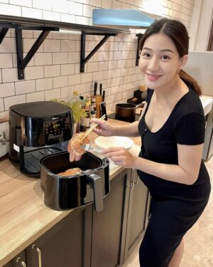 Chon Wachananon Instagram - #วันก่อน หลังจากไปทาน #GrilledPorkChop ฝีมือเชฟแพม @chef.pam ก็แอบติดใจ แม่ก็เลยตัดสินใจลองทำเองบ้างซะเลย ซึ่งหน้าตาจะออกมาเหมือนของเซฟไหม...ไม่รู้ แต่รสชาติที่ตกถึงท้องแม่น่ะ บอกเลย อร่อยยยยย แถมดีต่อสุขภาพ😋 สไลด์ขวาวนไปนะคะ ↪️ ว่าแล้ว แม่ไม่รอช้า ไปหยิบ #หม้อทอดไร้น้ำมัน หนึ่งเดียวที่เราเลือกใช้ 👉🏼 Phillips AirFryer Connected มากดสั่ง ๆ ผ่านมือถือทำหมูย่างซะหน่อย
.
โอ้วว ชีวิตช่างสบาย เตรียมวัตถุดิบเสร็จ เชื่อมต่อหม้อทอดเข้ากับมือถือผ่าน wifi จากนั้นก็ไม่ต้องไปดูวิธีการทำจากไหน แค่ดูผ่านแอป NutriU ที่มีสูตรอาหารกว่า 500  เมนู แล้วก็กดสั่งอย่างเดียวเลยจ้า
.
เมนูนี้เริ่มง่าย ๆ จากการเตรียมซอสเปรี้ยวหวาน Apple & Honey Sauce ไว้ราดบนกระหล่ำปลีและน้องหมู จากนั้นก็บรรจงวางน้องหมูและน้องผักเข้าไปในหม้อทอด แล้วก็แค่กดสั่งงานตามที่แอป NutriU บอก 
.
⏰ ผ่านไป 15 นาที Ta-daaa! หมูพอร์คชอปย่าง home cooking ด้วยเทคโนโลยี Rapid Air ก็ออกมานุ่มมม อ๊ะ ๆ แต่ก่อนทาน เพื่อบรรยากาศในการทานที่สวยงามประหนึ่งอยู่บ้านเซฟ เราก็ต้องจัดจานกันหน่อยนะคะ 🐷
.
อ้อ! สำคัญมากอย่างหนึ่ง คือ ทำความสะอาดง่ายมากกก ถอดออกมาล้างได้ทุกชิ้นส่วน สบ๊ายยยทั้งคนทำ คนล้าง

สนใจสินค้าไปเลือกดูได้เลยน้า >> https://bit.ly/3zsQ7lk
.
#หม้อทอดต้องPhilipsAirFryerเท่านั้น #ทำอาหารผ่านมือถือ