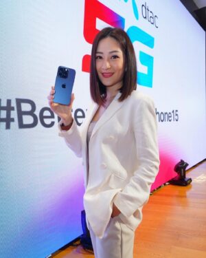 Chon Wachananon Instagram - งานวันนี้ 👉🏼 ส่งมอบ iPhone15 ถึงมือลูกค้าทรูและดีแทค ในงาน True dtac 5G Thailand’s First iPhone15 with Groundbreaking Network Exclusive Live Pickup Events ตื่นเต้นมากเลยค่ะ เพราะตั้งแต่ตามงานเปิดตัวของ Apple มา นี่เป็นครั้งแรกที่ได้สัมผัสเครื่องจริง !! ต้องบอกว่ารู้สึกว่ามันเบาลงนิดนึงจริง ๆ เพราะรุ่น Pro | Pro Max ใช้วัสดุเป็นไทเทเนียม กล้องก็เริ่ด ที่สำคัญสีสวยโดนใจสุด ๆๆๆ เลยอดใจไม่ไหว โดนป้ายยามาแล้ว 1 เครื่องเรียบร้อย 😝😆❤️ ขอบคุณผู้สนับสนุนใจดี @tinchok555 ด้วยค่ะ