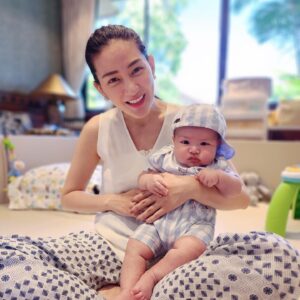 Chon Wachananon Instagram - Happy New Year everyone 🎊 I know, I am my mama’s best gift 🎁 and my mama gave me the best gift as well :)
.
.
จากเตียง crib สู่ #คอกกั้นเด็ก @hoyosoftandsafe 👶🏻 น้องเบรฟนอน hoyo มาได้เกือบ 2 เดือนแล้วค่ะ ใช้เป็นทั้งที่นอน ที่เล่น ที่ฝึกพัฒนาการครบเลย คือ มี hoyo ชิ้นเดียว จบ! คือ พี่เลี้ยง คุณพ่อ หรือ คุณแม่ สามารถนอนข้างน้อง ในคอกได้เลยค่ะ สะดวกดี ไม่ต้อง ลุก ๆ นั่ง ๆ มาเปลี่ยน diapers หรือ ดูน้องว่ามีอะไรผิดปกติไหม ได้ยินเสียงน้องปุ๊ป ก็หันหน้าไปหาได้เลย สะดวกดี.
.
.
คุณภาพของตัวเบาะ นุ่ม สัมผัสละเอียด ทำความสะอาดง่าย รู้สึกได้จริง ๆ ว่าเค้าใช้ของดีอ่ะ.
.
เพราะฉะนั้นแล้วถ้าคุณพ่อคุณแม่มือใหม่คนไหนกำลังหาที่นอน คอกกั้น เราก็แนะนำให้ใช้ตัวนี้ตัวเดียวจบเลยนะ ไม่ต้องซื้อเตียงลูกเลย แต่อาจจะต้องมีพื้นที่หน่อย ถ้าจะใช้คอก hoyo แทนเตียงนะ.
.
.

ส่วนเตียงเดิมที่ชลมีอยู่ ชลก็เอาไปใช้วางที่ในห้องของชลอีกห้อง เก็บเอาไว้ให้น้องนอนพัก เวลาพี่เลี้ยงมาน้องหาพวกเรา (น้องนอนแยกกับคุณพ่อคุณแม่แต่ตั้งแต่ 1 เดือนค่ะ) 
.
.
แต่ถ้าห้องนอนน้องไม่ใหญ่มาก ก็สามารถใช้เตียงเดิมวางไว้ในห้องนอน และช่วงกลางวันก็ใช้คอกนี้เป็นที่นอนช่วงกลางวันให้น้องได้เลย และอาจจะเสริมด้วยผ้าปูนอนแบบนุ่ม ๆ อีกชั้นก้ได้นะ เพื่อความฟินของลูก ❤️