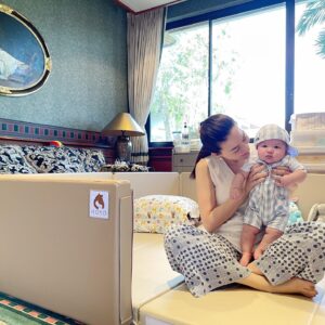 Chon Wachananon Instagram - Happy New Year everyone 🎊 I know, I am my mama’s best gift 🎁 and my mama gave me the best gift as well :)
.
.
จากเตียง crib สู่ #คอกกั้นเด็ก @hoyosoftandsafe 👶🏻 น้องเบรฟนอน hoyo มาได้เกือบ 2 เดือนแล้วค่ะ ใช้เป็นทั้งที่นอน ที่เล่น ที่ฝึกพัฒนาการครบเลย คือ มี hoyo ชิ้นเดียว จบ! คือ พี่เลี้ยง คุณพ่อ หรือ คุณแม่ สามารถนอนข้างน้อง ในคอกได้เลยค่ะ สะดวกดี ไม่ต้อง ลุก ๆ นั่ง ๆ มาเปลี่ยน diapers หรือ ดูน้องว่ามีอะไรผิดปกติไหม ได้ยินเสียงน้องปุ๊ป ก็หันหน้าไปหาได้เลย สะดวกดี.
.
.
คุณภาพของตัวเบาะ นุ่ม สัมผัสละเอียด ทำความสะอาดง่าย รู้สึกได้จริง ๆ ว่าเค้าใช้ของดีอ่ะ.
.
เพราะฉะนั้นแล้วถ้าคุณพ่อคุณแม่มือใหม่คนไหนกำลังหาที่นอน คอกกั้น เราก็แนะนำให้ใช้ตัวนี้ตัวเดียวจบเลยนะ ไม่ต้องซื้อเตียงลูกเลย แต่อาจจะต้องมีพื้นที่หน่อย ถ้าจะใช้คอก hoyo แทนเตียงนะ.
.
.

ส่วนเตียงเดิมที่ชลมีอยู่ ชลก็เอาไปใช้วางที่ในห้องของชลอีกห้อง เก็บเอาไว้ให้น้องนอนพัก เวลาพี่เลี้ยงมาน้องหาพวกเรา (น้องนอนแยกกับคุณพ่อคุณแม่แต่ตั้งแต่ 1 เดือนค่ะ) 
.
.
แต่ถ้าห้องนอนน้องไม่ใหญ่มาก ก็สามารถใช้เตียงเดิมวางไว้ในห้องนอน และช่วงกลางวันก็ใช้คอกนี้เป็นที่นอนช่วงกลางวันให้น้องได้เลย และอาจจะเสริมด้วยผ้าปูนอนแบบนุ่ม ๆ อีกชั้นก้ได้นะ เพื่อความฟินของลูก ❤️