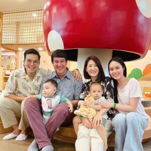 Chon Wachananon Instagram - Happy Pride Month สลับคู่ซะเลย 😆 ดีใจที่ได้เจอกันน้าาาา เวลาผ่านไปไวมากๆ สิบปีแล้ววว ฮือออ ☺️😉💛🥹😁
