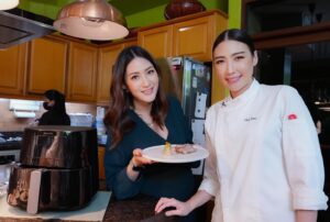 Chon Wachananon Instagram - #วันก่อน ดีใจมาก‼️ได้มีโอกาสไปทาน chef table ฝีมือเชฟแพม @chef.pam แล้วแบบ amazing มากกก เพราะว่าแต่ละเมนูทำมาจาก #หม้อทอดPhilipsAirFryer ดีต่อร่างของ #ว่าที่คุณแม่ อย่างเรามาก ๆ คือ ได้ทานอิ่ม 8 คอร์สรวด แล้วไม่ต้องรู้สึกผิด 😋 (สารภาพว่าตอนนี้แม่น้ำหนักทะลุไปมากแล้ว และคุณหมอบอกว่าให้เบา ๆ หน่อย 55 ).
.
. 
สุดท้ายไม่ใช่อะไร กินไปกินมา แล้วแม่ #โดนป้ายยา ด้วยหม้อทอด #PhillipsAirfryerConnected รุ่นใหม่ที่เชฟใช้เฉยเลย 😓 คือมันดีตรงที่ แม่ไม่ต้องมานั่งเฝ้าหม้อ แม่จะนั่งตรงไหน แม่ก็สั่งงานผ่านมือถือได้ สามารถนั่งทำงานที่โต๊ะคอม แล้วกดสั่งทำอาหารผ่านมือถือได้เลย.
.
.
สำคัญที่สุด คือ แม่ไม่ต้องเสียเวลาคิดเลือกเมนูให้ #หัวจะปวด เพราะมีแอป NutriU ที่มีสูตรอาหารกว่า 500  เมนูให้เลือก✨ แล้วเจ้าแอปมันฉลาดมาก มันจะบอกเลยว่า แต่ละเมนูมีวิธีการทำยังไง ความร้อนเท่าไร ใช้เวลากี่นาที เราก็แค่กด ๆ สั่ง ๆ ผ่านมือถือ ทอด อบ ย่าง คั่ว อุ่นร้อน จัดไป ไม่ต้องกะเอง.
.
.
ไม่ได้ป้ายยา แต่มันดีจริง ๆ นะ ถ้าอยากทานอาหาร อร่อย สุขภาพดีกว่า ดีกับตัวแม่และลูกน้อย อยากให้เปิดใจลองใช้ดูล่ะ :)
สนใจสินค้าไปเลือกดูได้เลยน้า >> https://bit.ly/3zsQ7lk
.
.
#หม้อทอดต้องPhilipsAirFryerเท่านั้น #ทำอาหารผ่านมือถือ