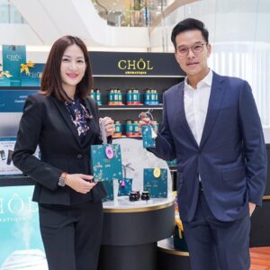 Chon Wachananon Instagram - 🎉ผ่านไปแล้วนะคะกับการเปิดสาขาใหม่อย่างเป็นทางการที่ Icon Siam.
.
📍ล่าสุด เราออกผลิตภัณฑ์ใหม่ Aroma Sachet ถุงหอมสุดคลาสสิคที่ collab การออกแบบร่วมกับศิลปินนักตัดกระดาษ “คุณปั้น @p.papeterie และมาพร้อมกลิ่นใหม่ 3 กลิ่นจากคอลเลคชั่น Nature’s Blossom เหมาะเป็นของขวัญช่วงเทศกาลนี้มาก ๆ ค่ะ Limited Edition เพียง 3000 ชุดเท่านั้นนะคะ 

หากใครสนใจทดลองและเลือกซื้อผลิตภัณฑ์ของเรา แวะไปได้ที่ชั้น 1 ติดกับโซน LUXE ข้างร้านกาแฟดังนะคะ ^^ 

#cholaromatique