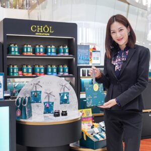 Chon Wachananon Instagram - 🎉ผ่านไปแล้วนะคะกับการเปิดสาขาใหม่อย่างเป็นทางการที่ Icon Siam.
.
📍ล่าสุด เราออกผลิตภัณฑ์ใหม่ Aroma Sachet ถุงหอมสุดคลาสสิคที่ collab การออกแบบร่วมกับศิลปินนักตัดกระดาษ “คุณปั้น @p.papeterie และมาพร้อมกลิ่นใหม่ 3 กลิ่นจากคอลเลคชั่น Nature’s Blossom เหมาะเป็นของขวัญช่วงเทศกาลนี้มาก ๆ ค่ะ Limited Edition เพียง 3000 ชุดเท่านั้นนะคะ 

หากใครสนใจทดลองและเลือกซื้อผลิตภัณฑ์ของเรา แวะไปได้ที่ชั้น 1 ติดกับโซน LUXE ข้างร้านกาแฟดังนะคะ ^^ 

#cholaromatique