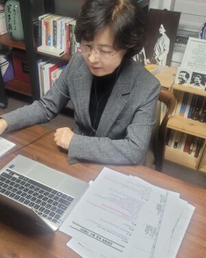 Choo Mi-ae Instagram - <눈 떠보니 대전환 중>
사회대전환 위원회 심야 줌회의를 열었습니다. 밤 8시부터 11시 30분까지
장장 3시간 30분 동안, 박태웅, 김유은 부위원장님을 비롯한 여러 위원님들께서 4대 분야를 발제해주시고 열띤 토론을 해주셨습니다. 

새벽에 잠들어 자다가 눈 떠보니 대전환중입니다. 뒤처지거나 소외된 한사람이 없도록 우리 사회의 모든 구성원들이 함께 갈 수 있는 활짝 열린 대전환의 길을 국민과 함께 할 것입니다.
