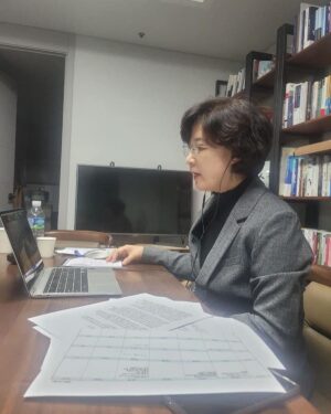Choo Mi-ae Instagram - <눈 떠보니 대전환 중>
사회대전환 위원회 심야 줌회의를 열었습니다. 밤 8시부터 11시 30분까지
장장 3시간 30분 동안, 박태웅, 김유은 부위원장님을 비롯한 여러 위원님들께서 4대 분야를 발제해주시고 열띤 토론을 해주셨습니다. 

새벽에 잠들어 자다가 눈 떠보니 대전환중입니다. 뒤처지거나 소외된 한사람이 없도록 우리 사회의 모든 구성원들이 함께 갈 수 있는 활짝 열린 대전환의 길을 국민과 함께 할 것입니다.