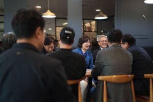 Choo Mi-ae Instagram - 위례동 주민분들을 모시고 지역 현안 간담회를 진행했습니다.

주민분들은 ‘한 지붕 세 가족’과 같은 행정구역 문제, ‘위례신사선 본선 착공 지연’ 문제 등에 대해 어려움을 토로하셨습니다. 윤석열 정부가 들어서고 국민의힘 소속 시장이 취임한지 2년이 지났음에도 불구하고 지금까지 문제가 해결되지 못한 데 대해 깊은 유감의 뜻을 전했습니다. 

무엇보다 위례지역의 문제가 정치화되지 않길 바란다는 주민분들의 말씀에 깊이 공감했기에, 더욱 진솔한 대화를 나누고자 노력했습니다. 오랜 경험을 바탕으로 위례지역의 문제를 해결하기 위한 현실적인 방안, 추진방법, 어려운 점 등 실현 가능성 있는 정보들을 주민들께 설명드리고, 주민들께서 원하는 위례의 청사진을 그려나가고자 했습니다.

선심성 공약 보다는 지속 가능하고 바른 성장 할 수 있는 하남을 주민과 함께 만들어 가겠습니다.
지역발전의 경험과 추진력으로 주민 여러분이 원하는 위례의 미래를 만들겠습니다.

지역사회에 애정을 가지고 많은 말씀 나눠주신 주민분들께 다시 한번 감사드립니다. 이렇게 직접 뵙고 소통할 수 있는 간담회 자리 앞으로 더 자주 만들도록 하겠습니다.