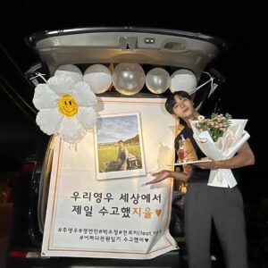 Choo Young-woo Instagram - 배울것도 배운것도 많은
현장이었습니다

감독님. 자영이 상현이 그리고 모두들 
고마워요

9월 5일 #어쩌다전원일기
많은 기대 부탁드립니다!!!!!

그리구 우리팀 덩달아 너무 고생했어요
@hook_to_highkick 
@sxjxxong_e 
@adaaaaang_ 
@luv_meeeeee1010