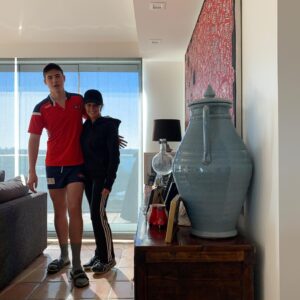 Chris Bath Instagram - Not responsible for the footwear 🤦🏻‍♀️ or the height 😮 #swipeleftforscale #heateALLthechicken